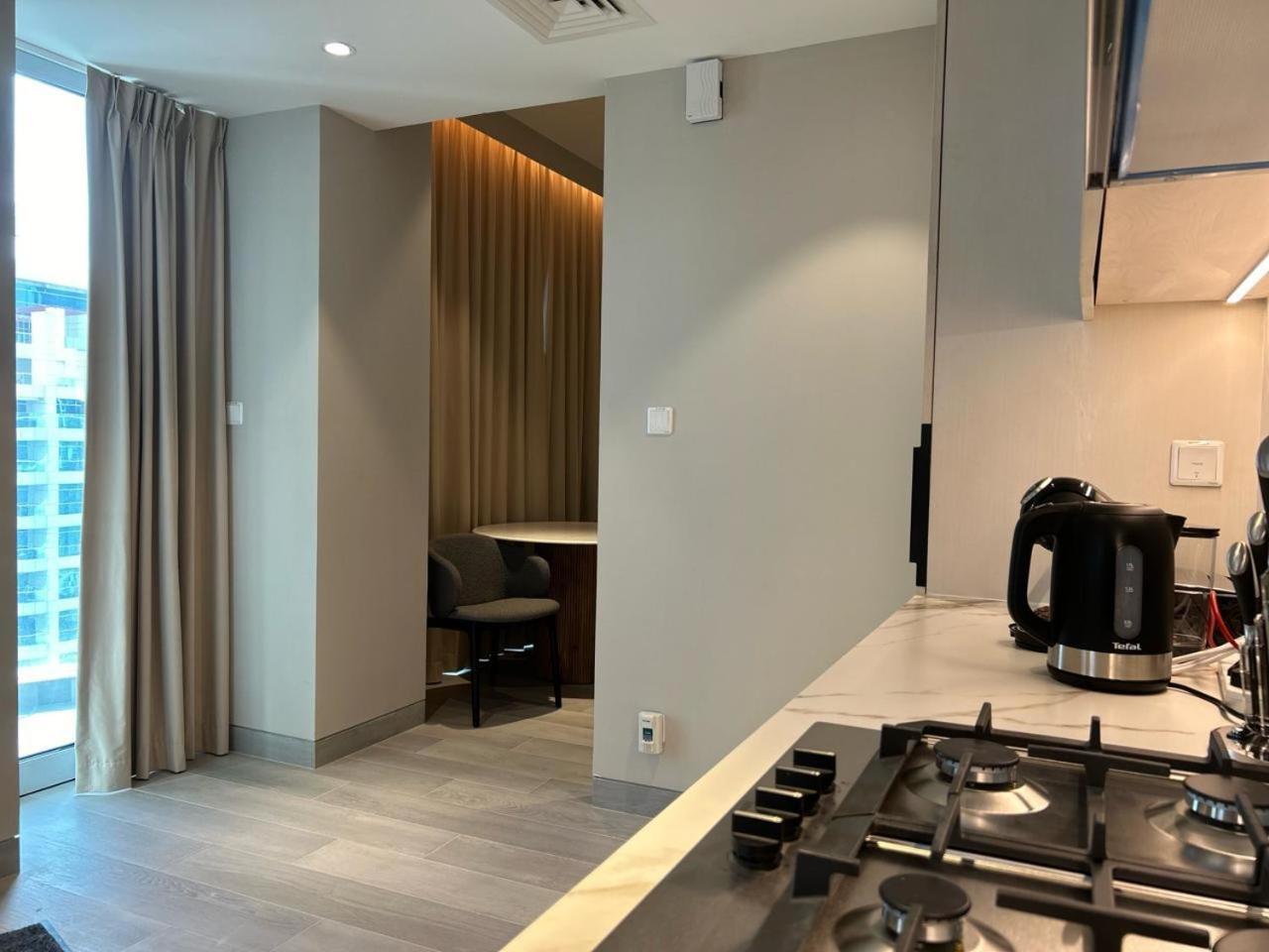 Apartment Marina Walk Gem Modern With Pool & Gym Access, Steps To & Metro *