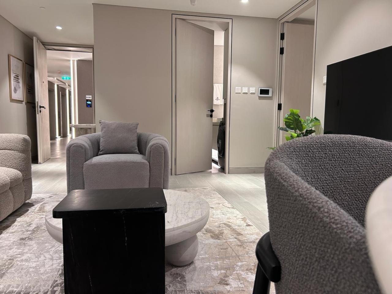 Marina Walk Gem Modern With Pool & Gym Access, Steps To & Metro