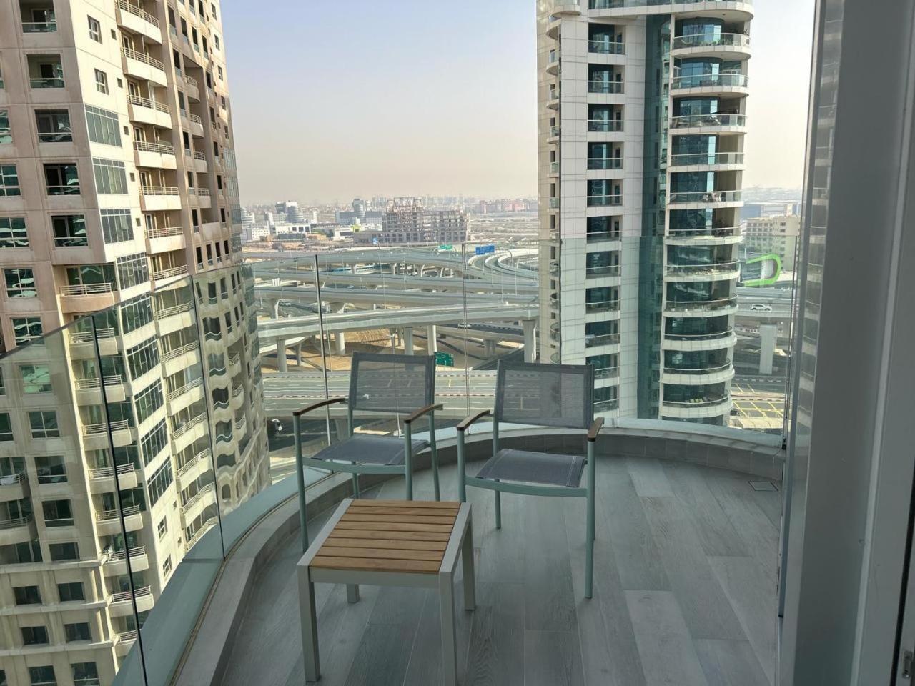Marina Walk Gem Modern With Pool & Gym Access, Steps To & Metro Apartment Dubai