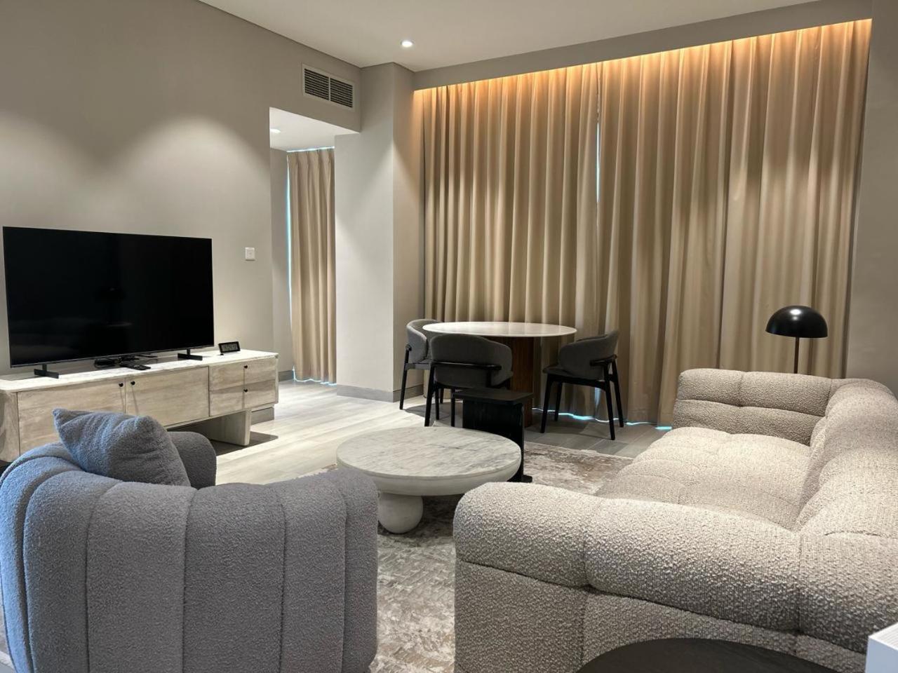 Marina Walk Gem Modern With Pool & Gym Access, Steps To & Metro *