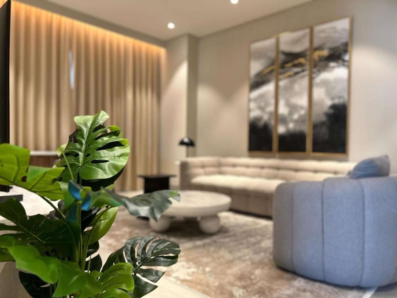 Marina Walk Gem Modern With Pool & Gym Access, Steps To & Metro Apartment