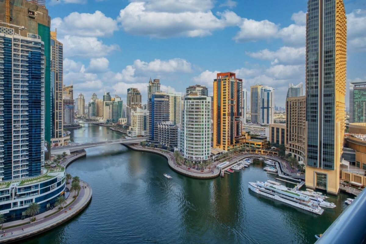 Apartment Waterfront Marina Views Sleeps 4 Near & Mall
