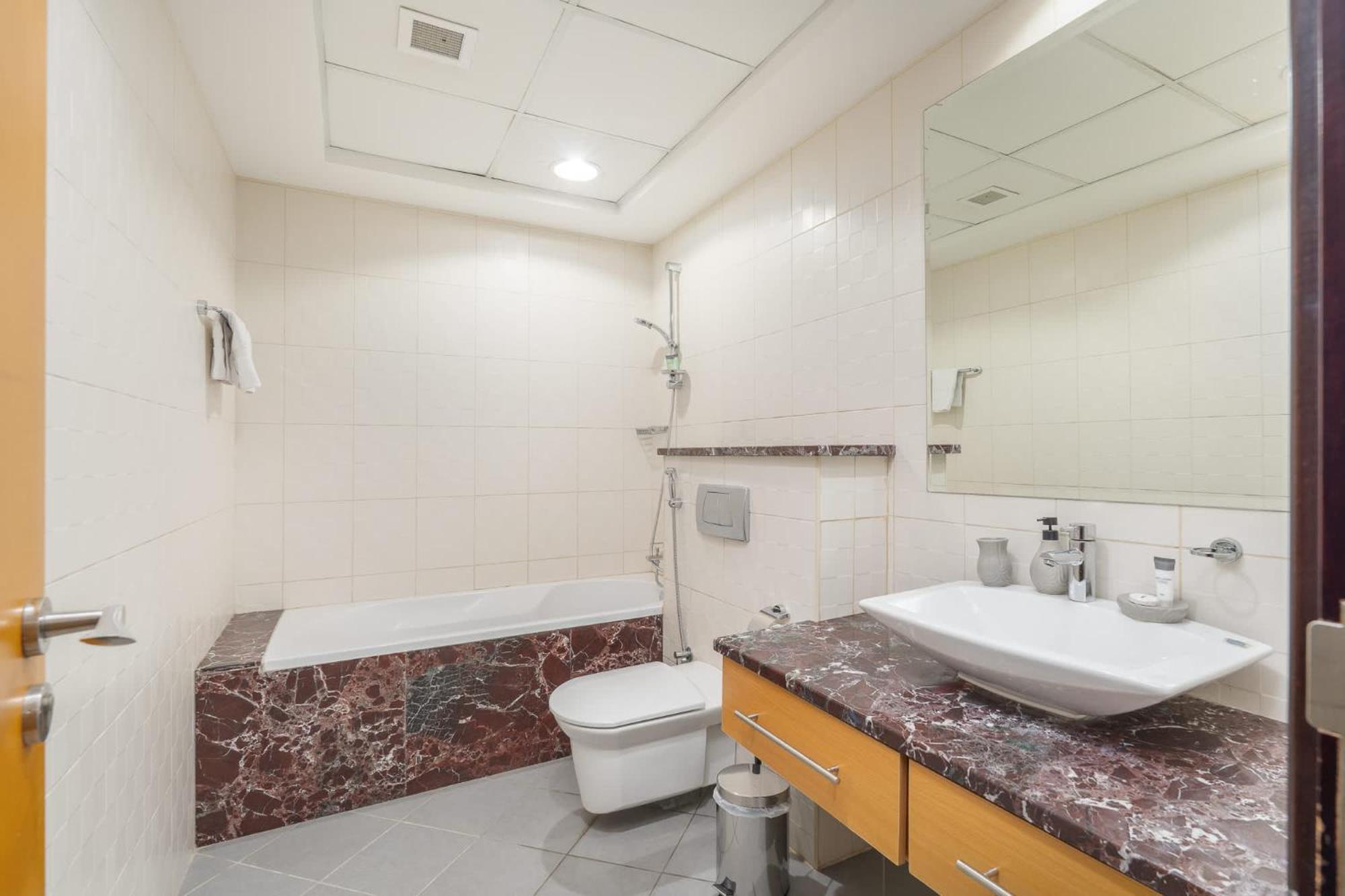 Apartment 5 Bedroom Flat In Jbr Near The And Sleeps 9 *