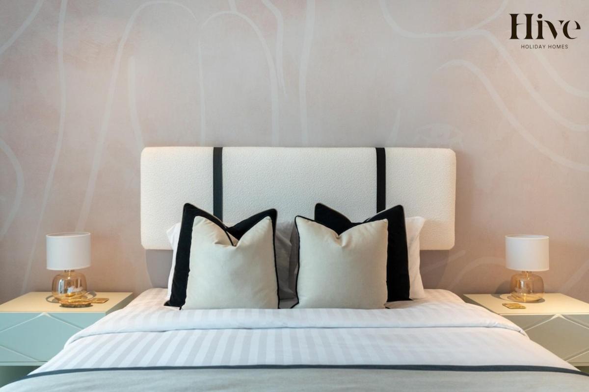 Luxury 1 Bed With Burj Khalifa Views *