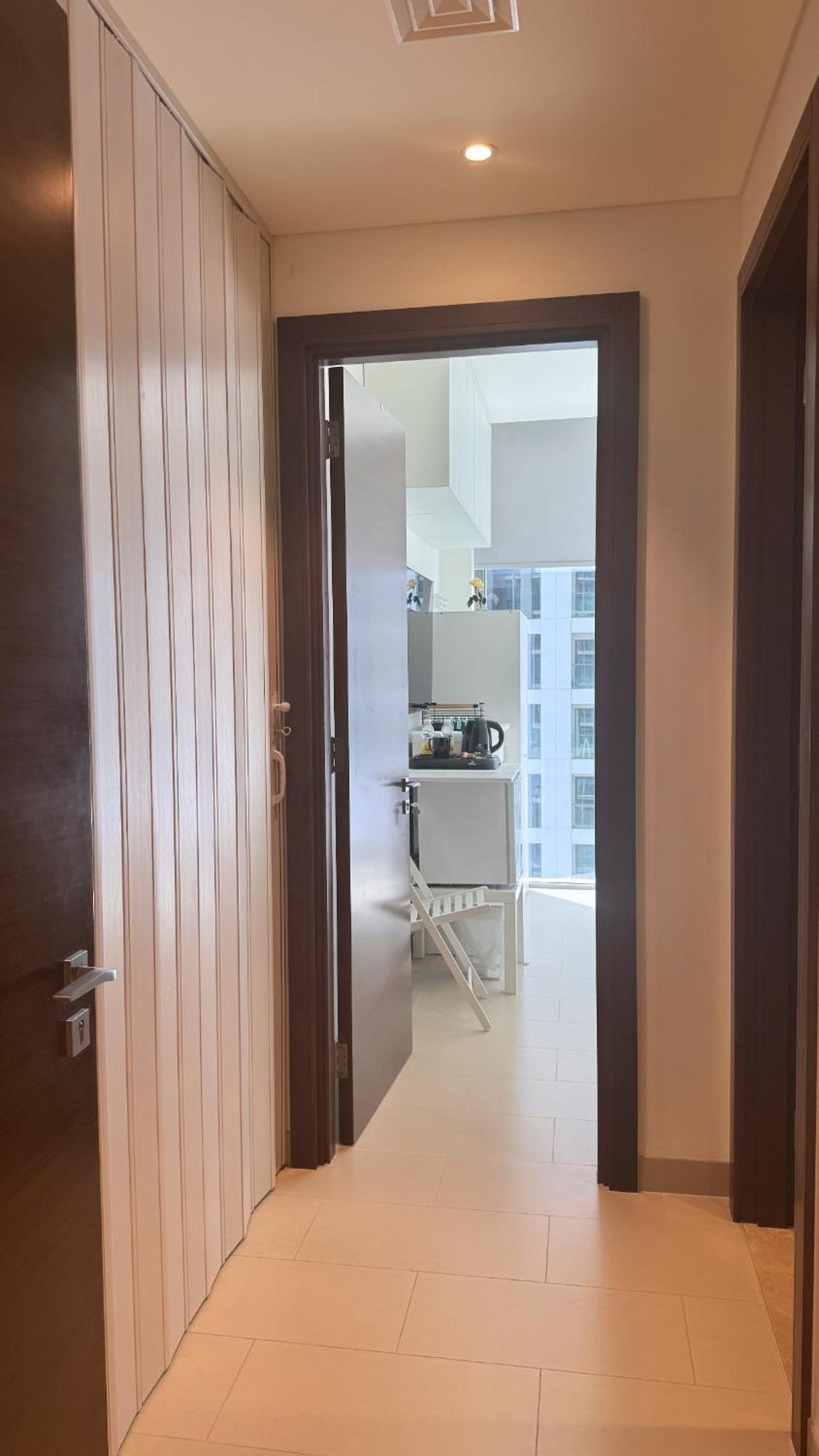 Private Room Of A Residential Tower For 1 Lady Pool & Downtown View & Parking