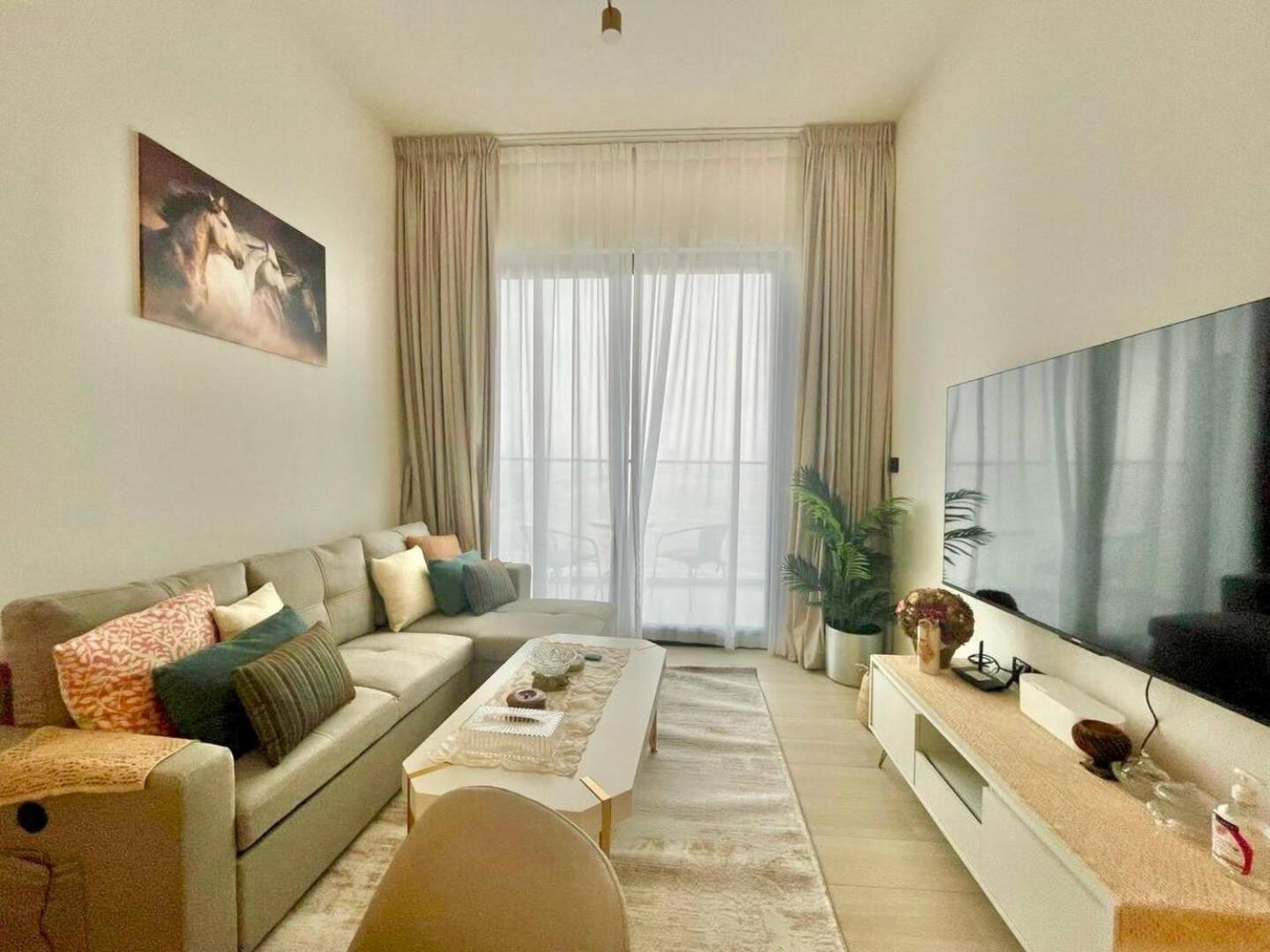 Chic 1br In Jvc With Free Use Of Pool And Gym *