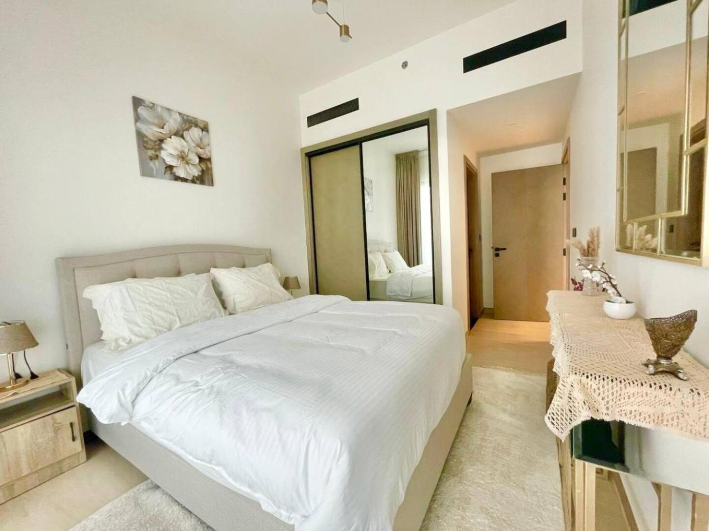 Chic 1br In Jvc With Free Use Of Pool And Gym Apartment