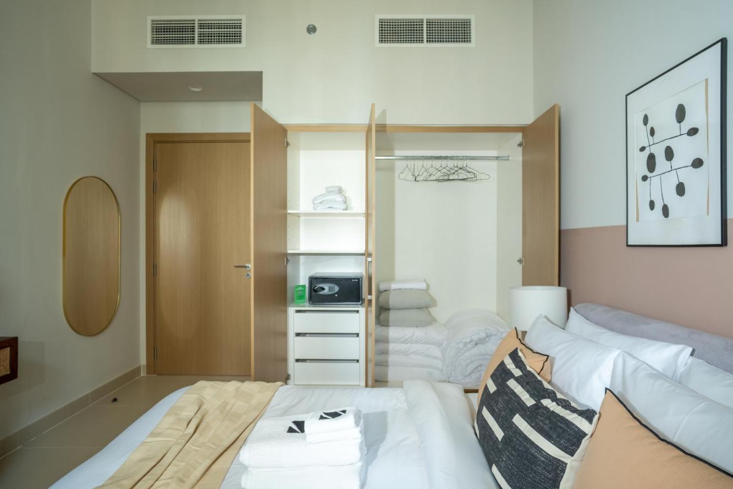 Creek Island Retreat With Balcony, Pool & Gym *