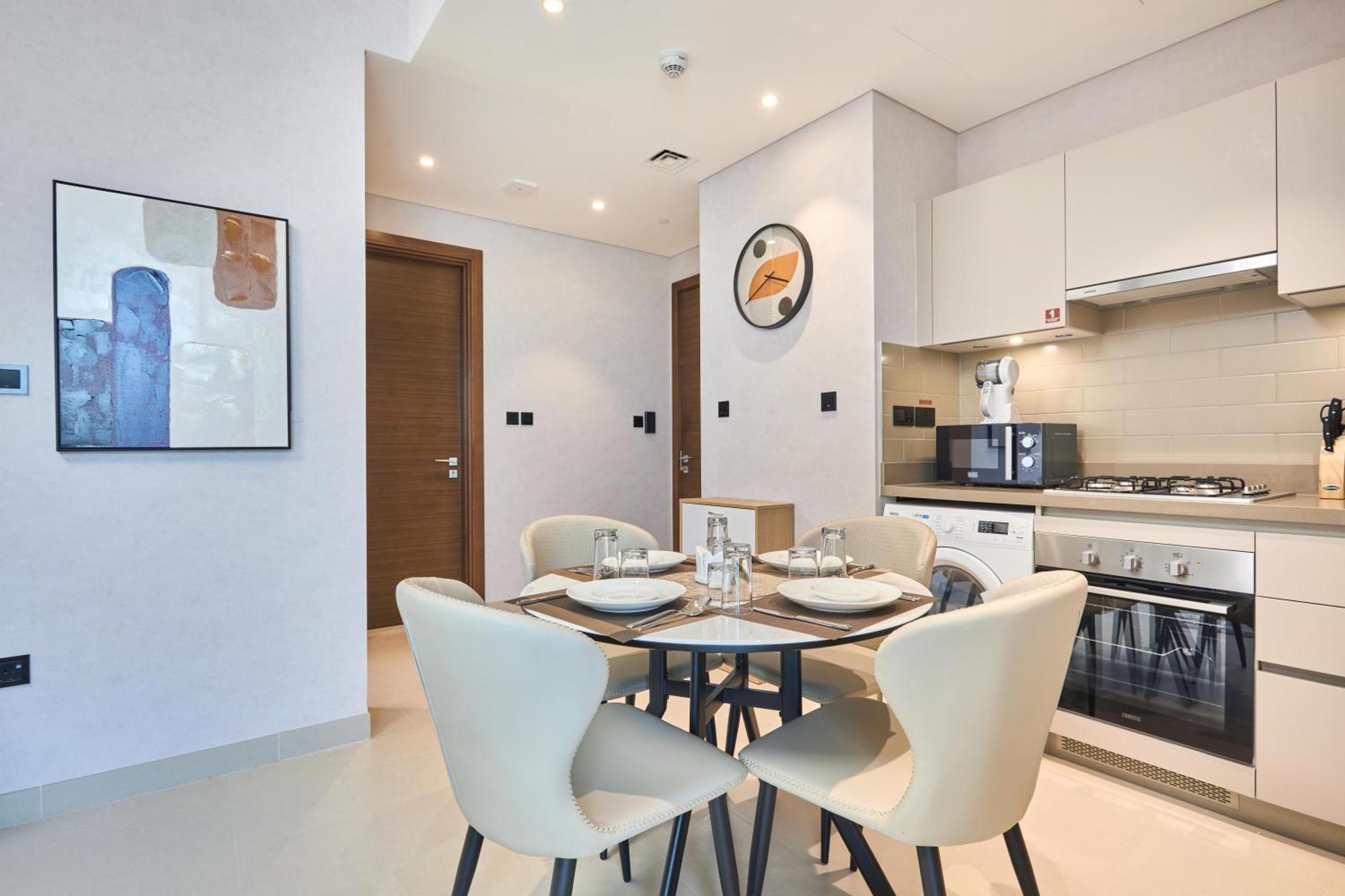 By Latinem Luxury 1br Cvra704 Near Downtown Dubai