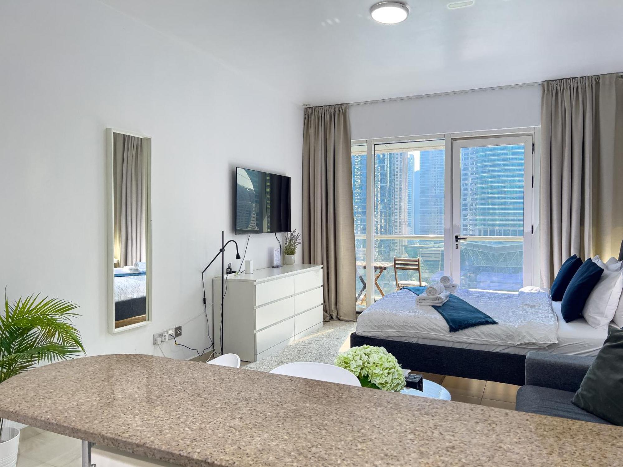 Lovely At The Arch Tower Jlt *
