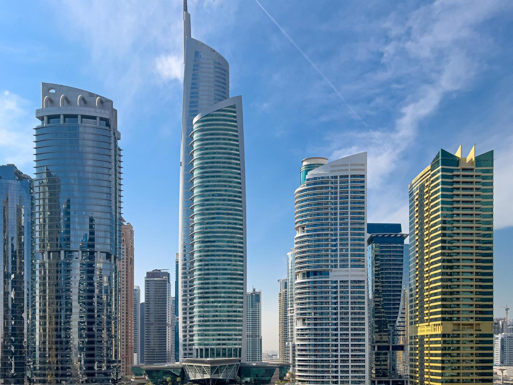 Lovely At The Arch Tower Jlt *