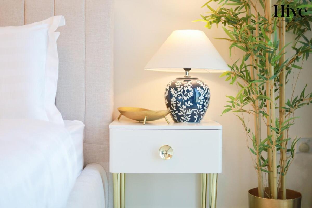 Cosy In Bloom Towers Jvc Apartment