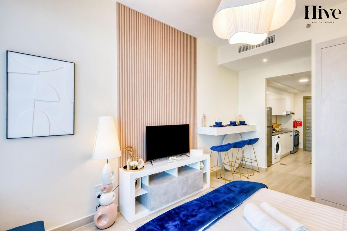 Cosy In Bloom Towers Jvc * Dubai