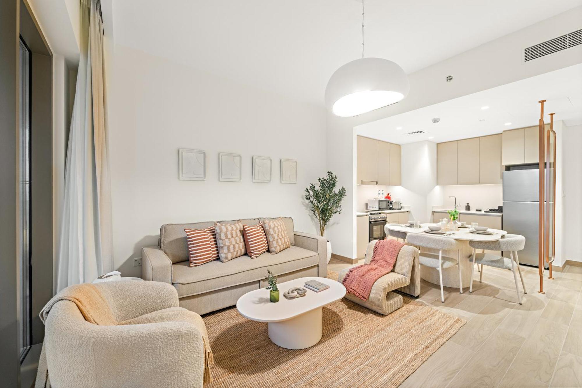 Luxe 1br In Orchid Creek With Balcony Pool & Gym Apartment *