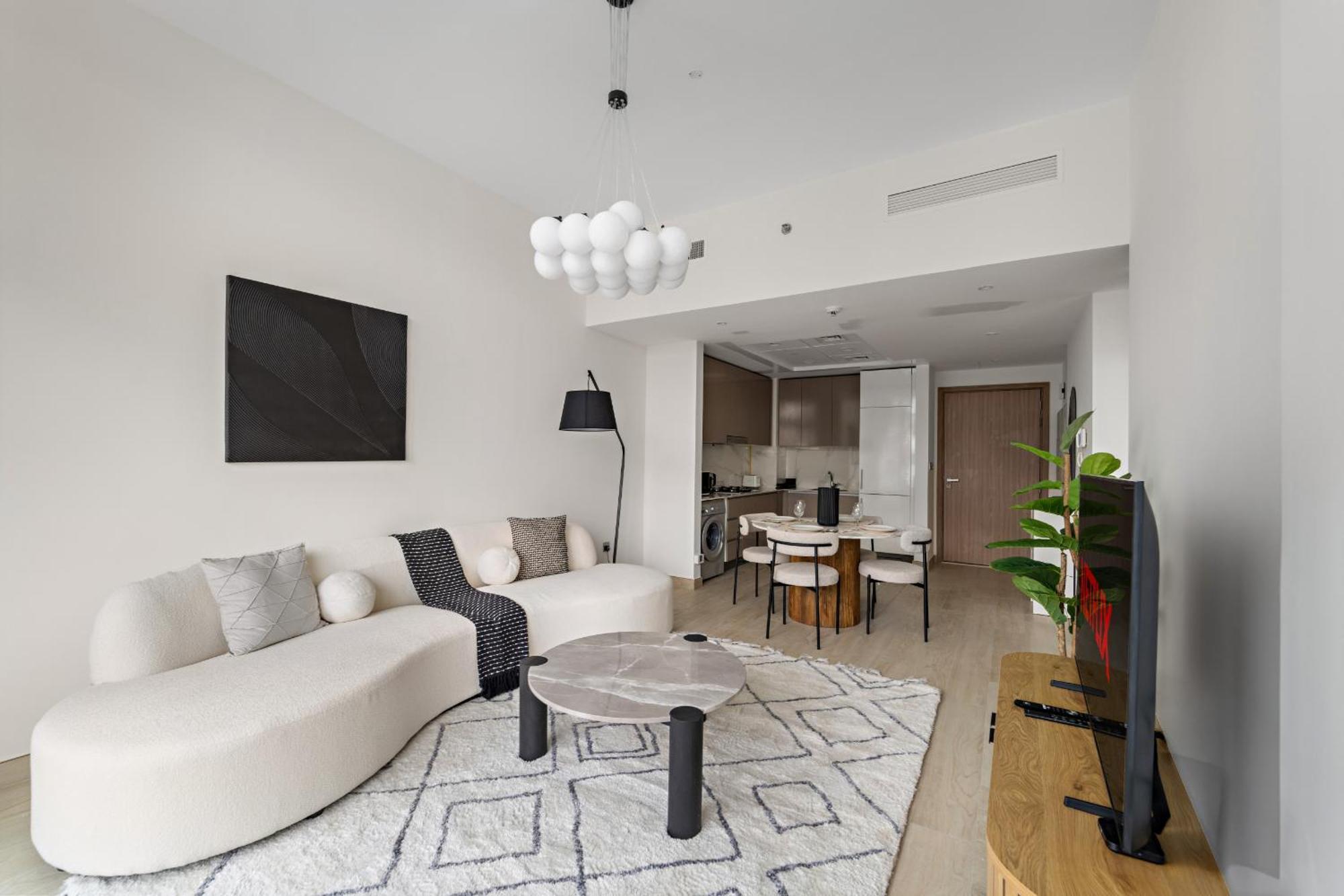 Vayk - Modern 1 Bedroom In Azizi Riviera Apartment