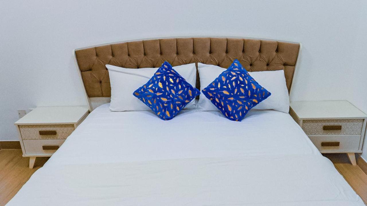 Cozy-3bhk-apartment *