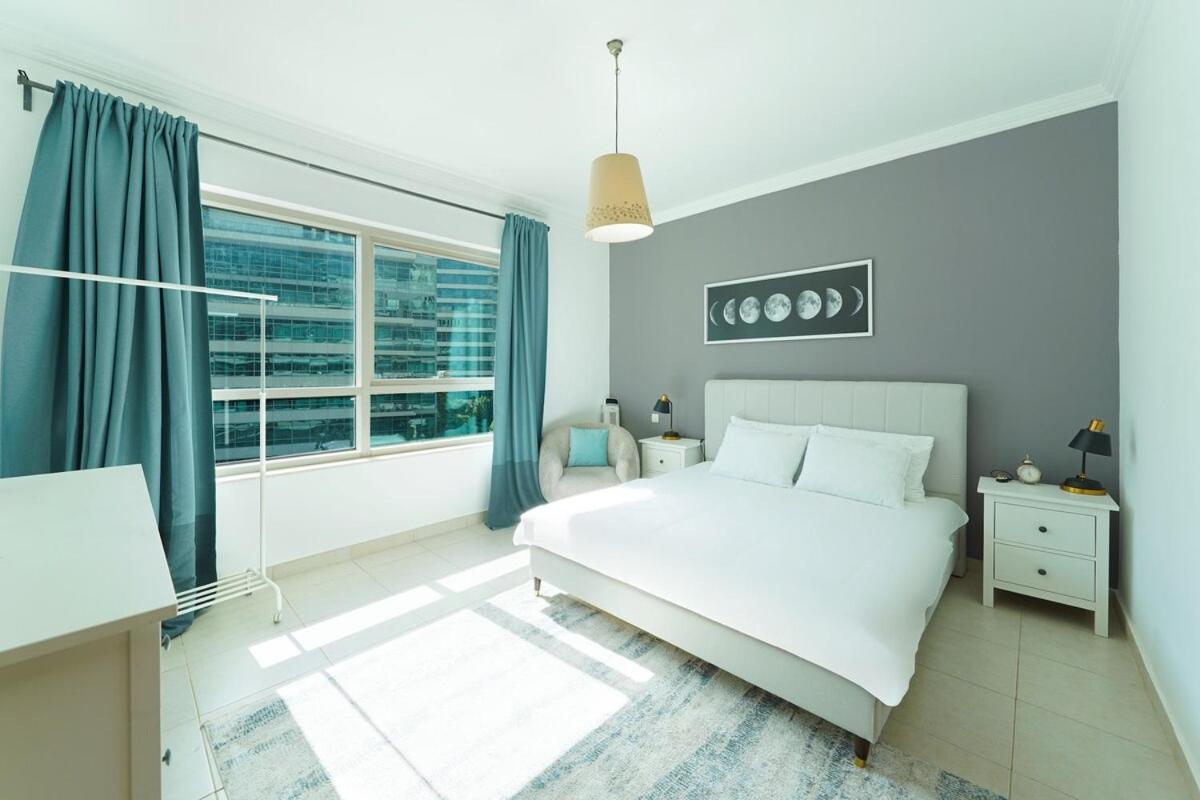 Luxury With Stunning Marina View Apartment