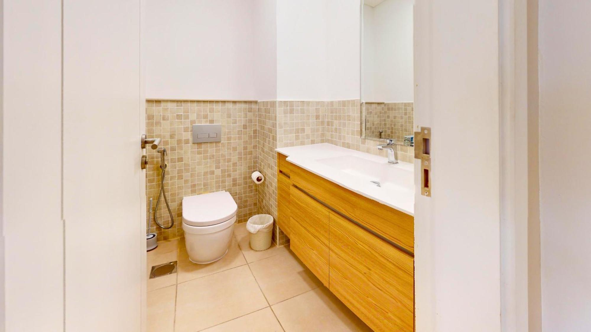 Apartment Luxury Living 1br Fully Furnished In Jumeriah Golf Estate *