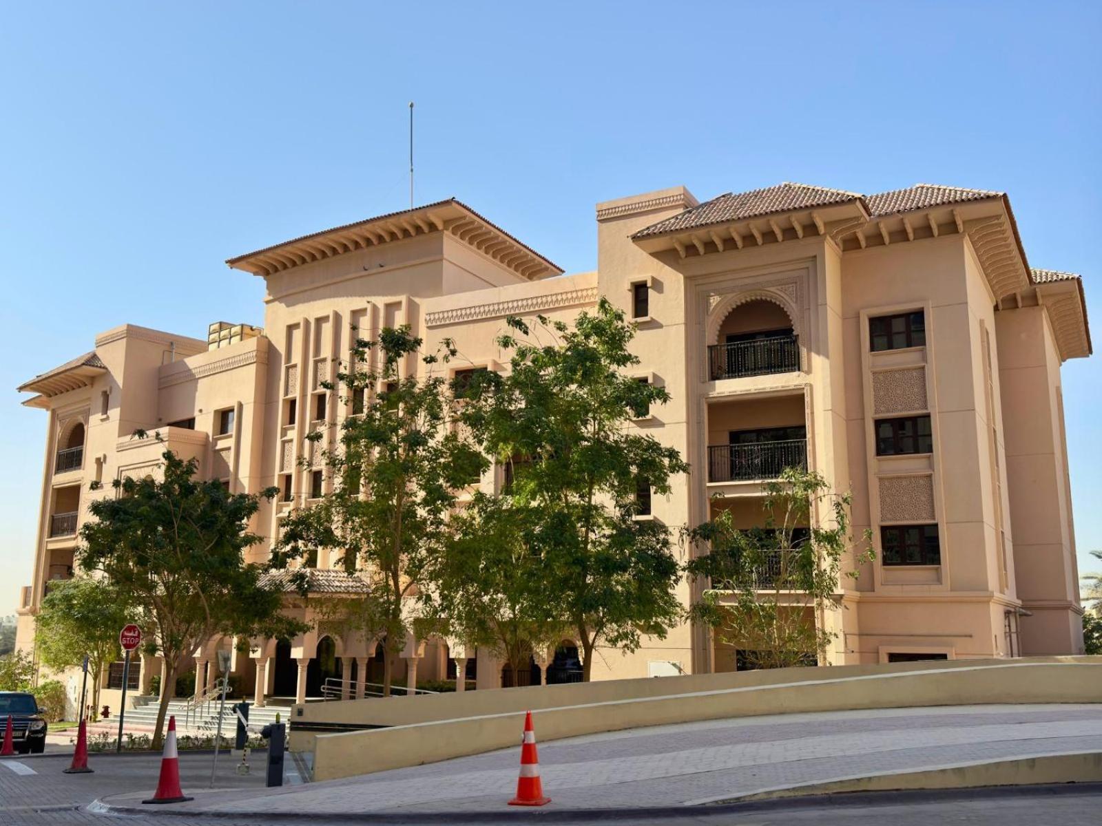 Apartment Luxury Living 1br Fully Furnished In Jumeriah Golf Estate *