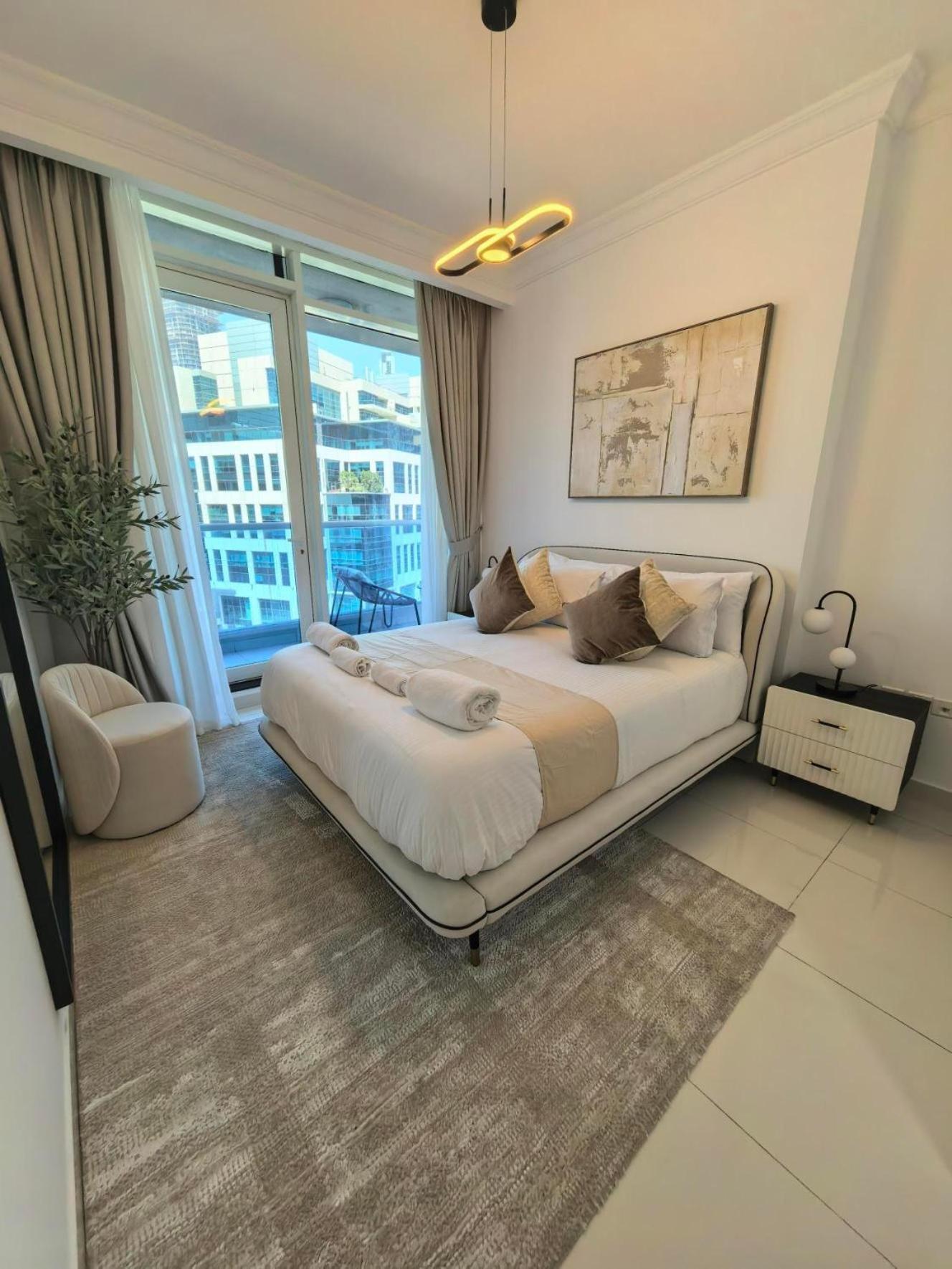 Majestic Tower Apartment *
