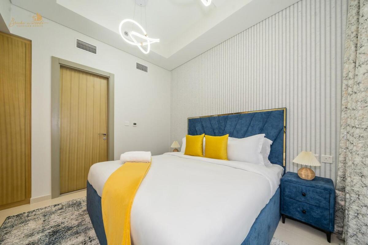 Classic Canal View 2 Bhk 6pax Holiday home Dubai