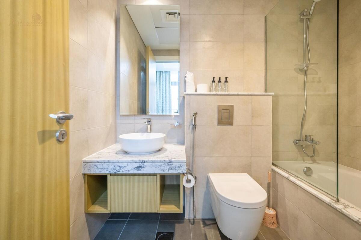 Classic Canal View 2 Bhk 6pax Holiday home Dubai