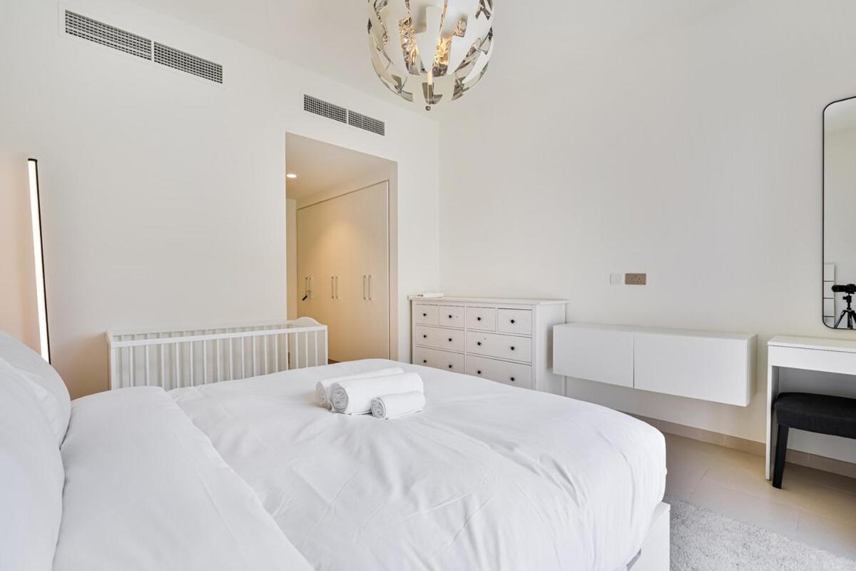 Bright And Airy 2br, Family-friendly With Pool And Gym Villa Dubai