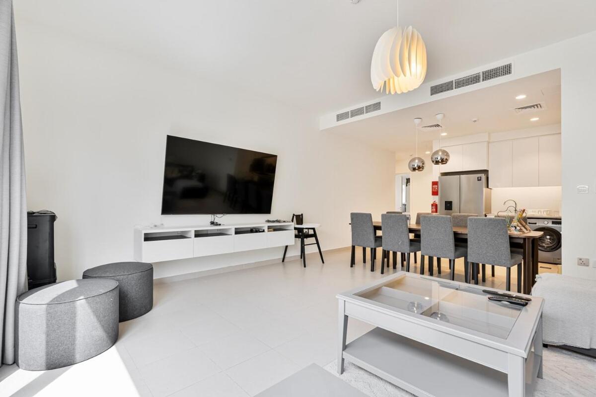 Villa Bright And Airy 2br, Family-friendly With Pool And Gym Dubai