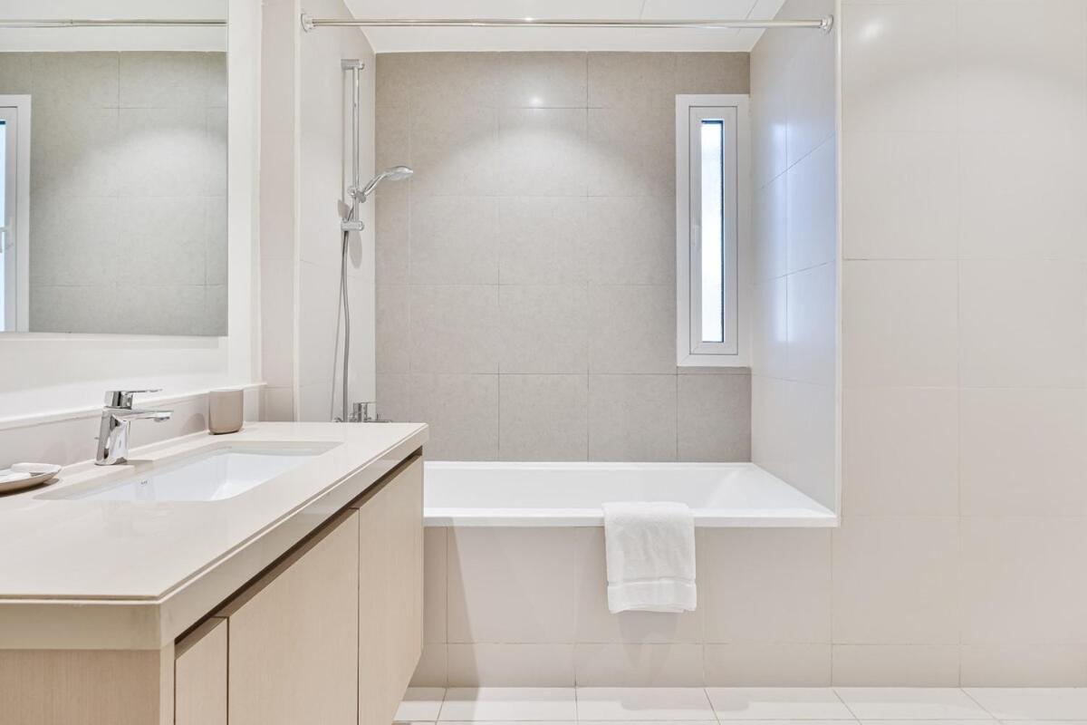 Bright And Airy 2br, Family-friendly With Pool And Gym Villa