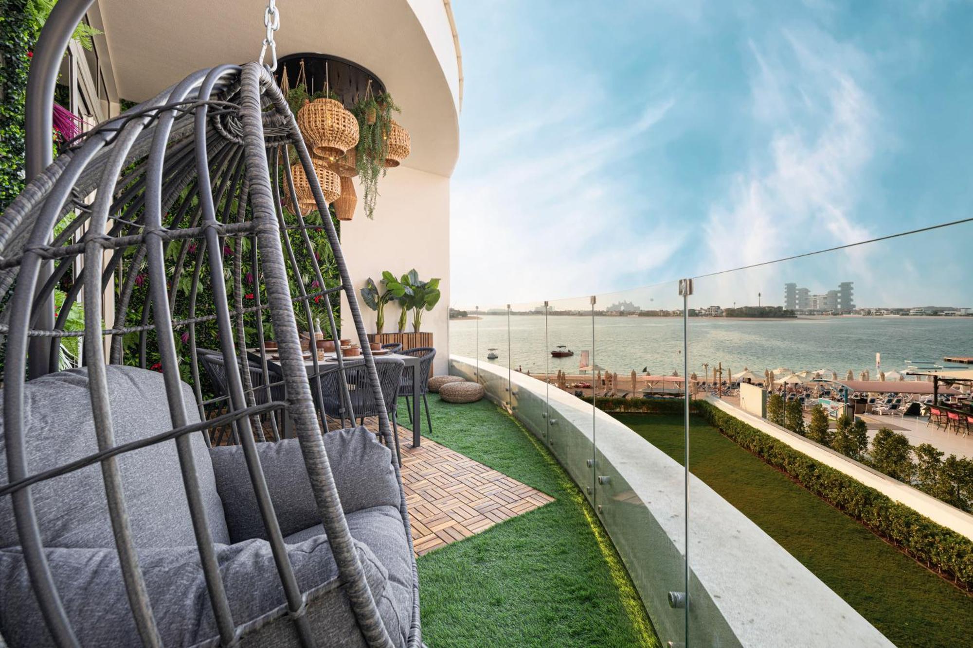 Beachfront Bliss, 1br With Royal Atlantis & Palm Views