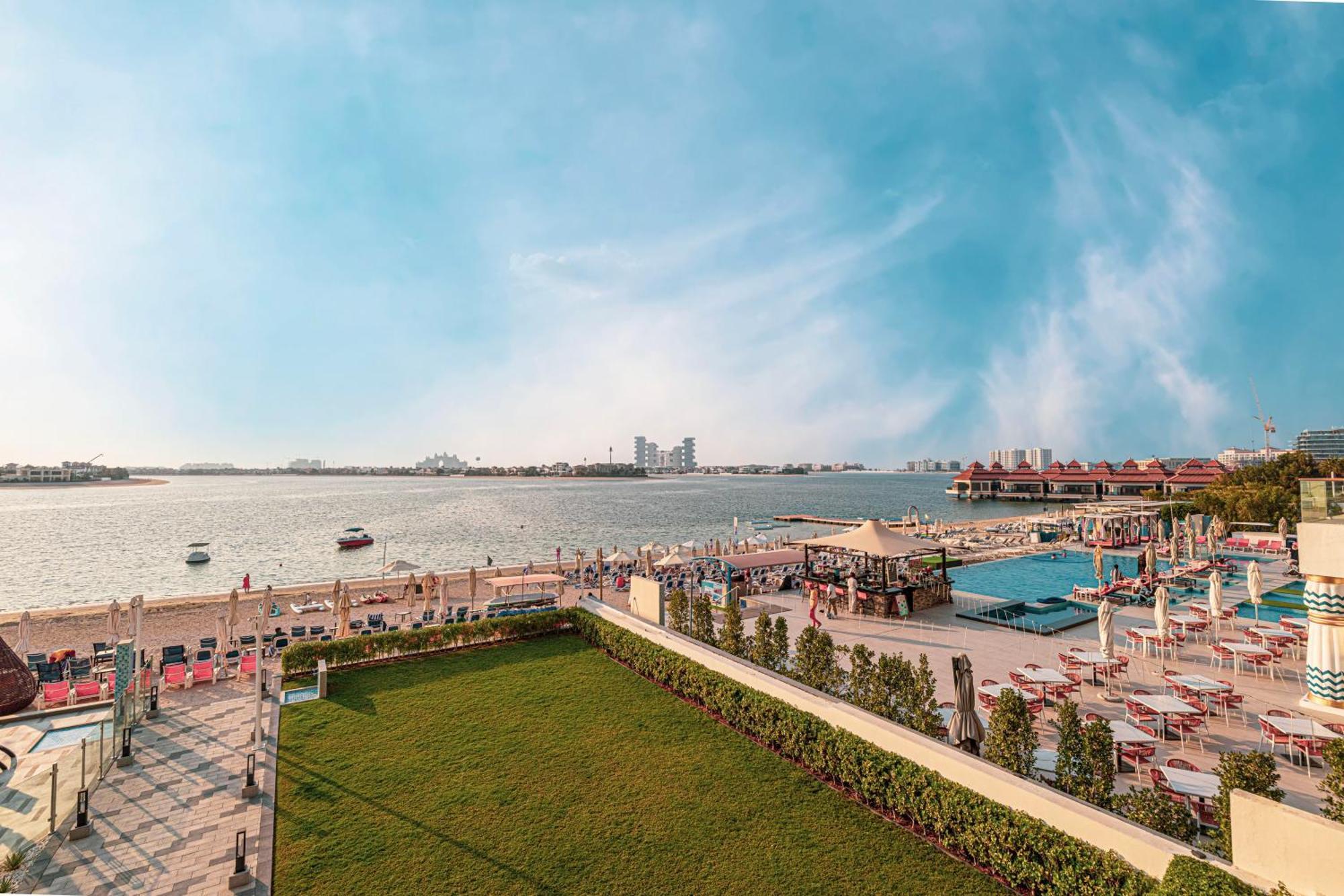 Apartment Beachfront Bliss, 1br With Royal Atlantis & Palm Views Dubai