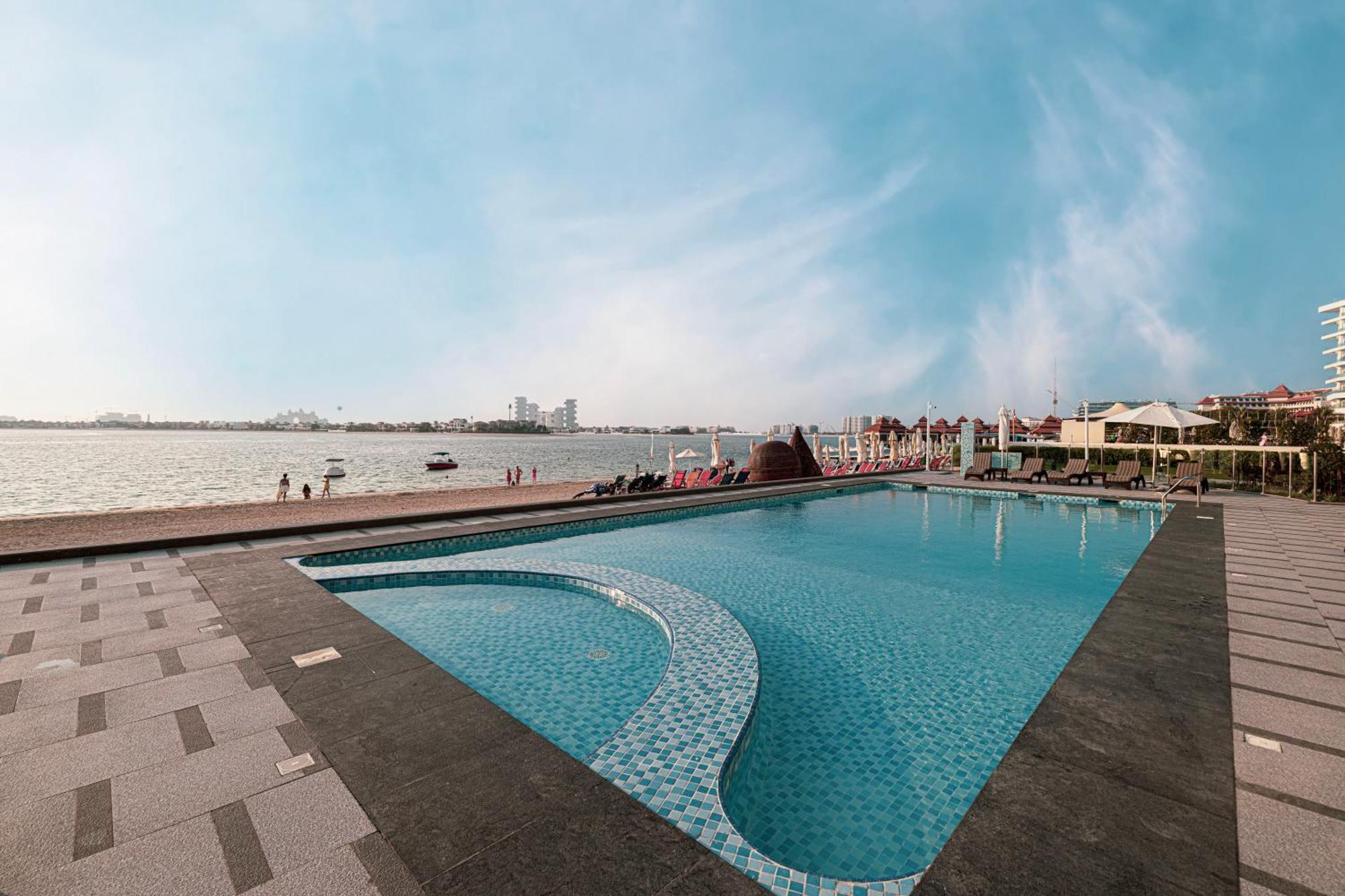 Beachfront Bliss, 1br With Royal Atlantis & Palm Views