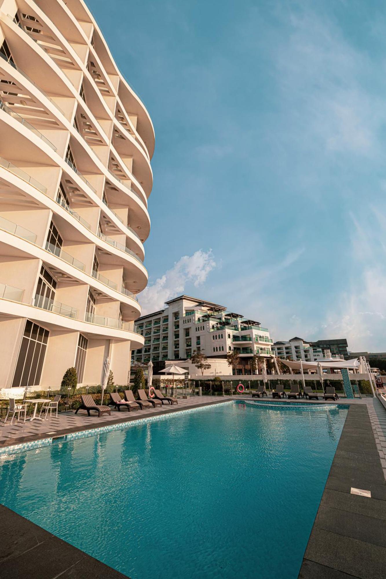 Beachfront Bliss, 1br With Royal Atlantis & Palm Views