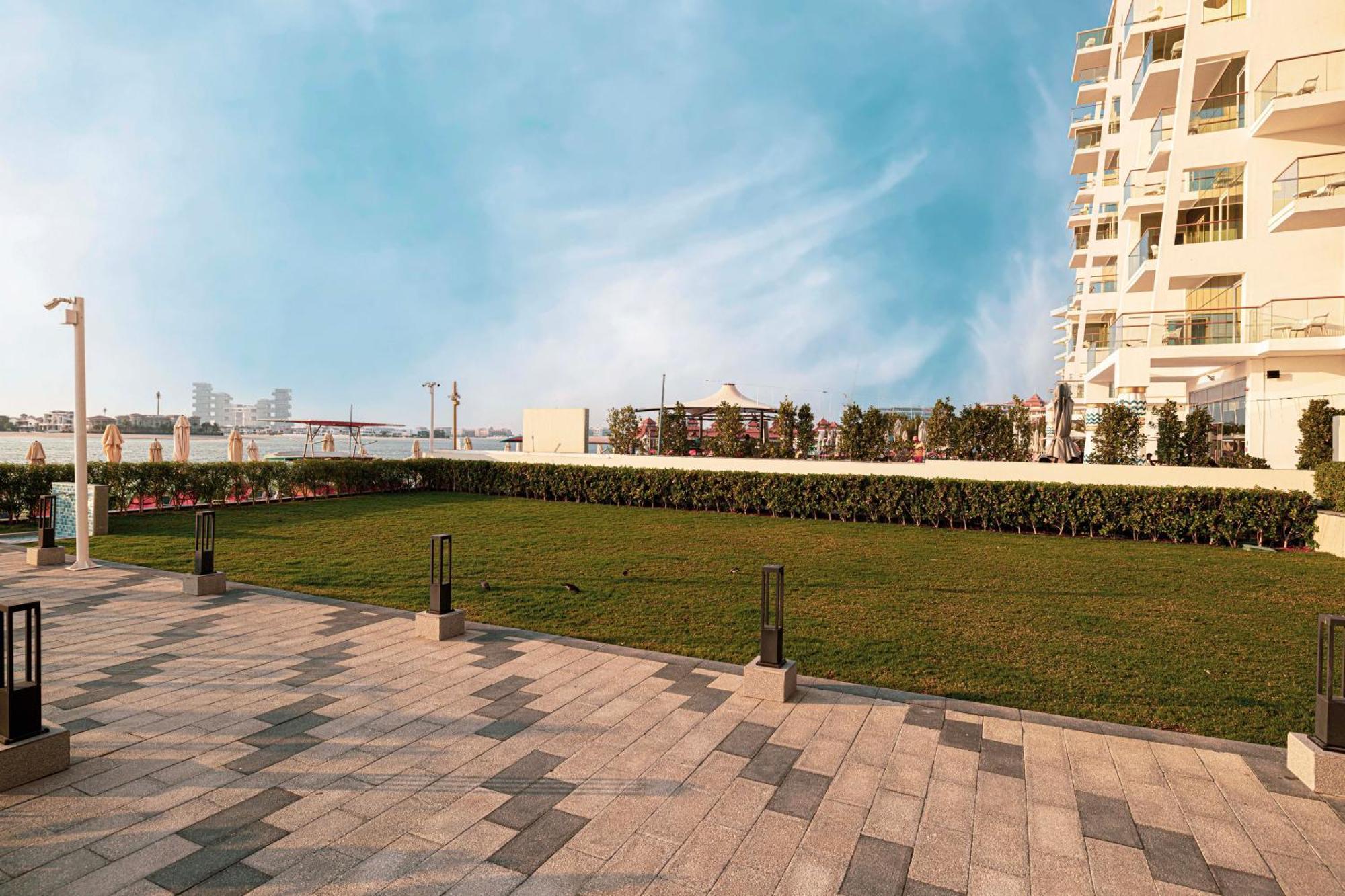 Beachfront Bliss, 1br With Royal Atlantis & Palm Views