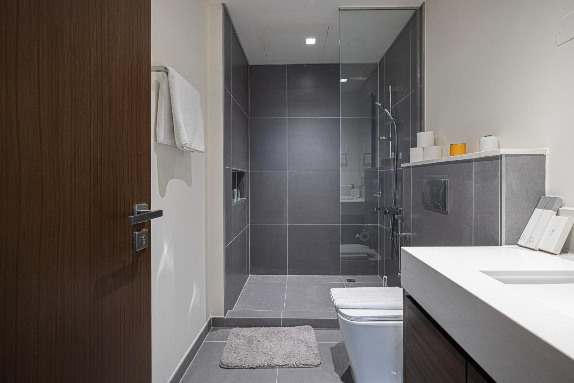 Emaar, Creek Edge Luxury Residences 2br Apartment *