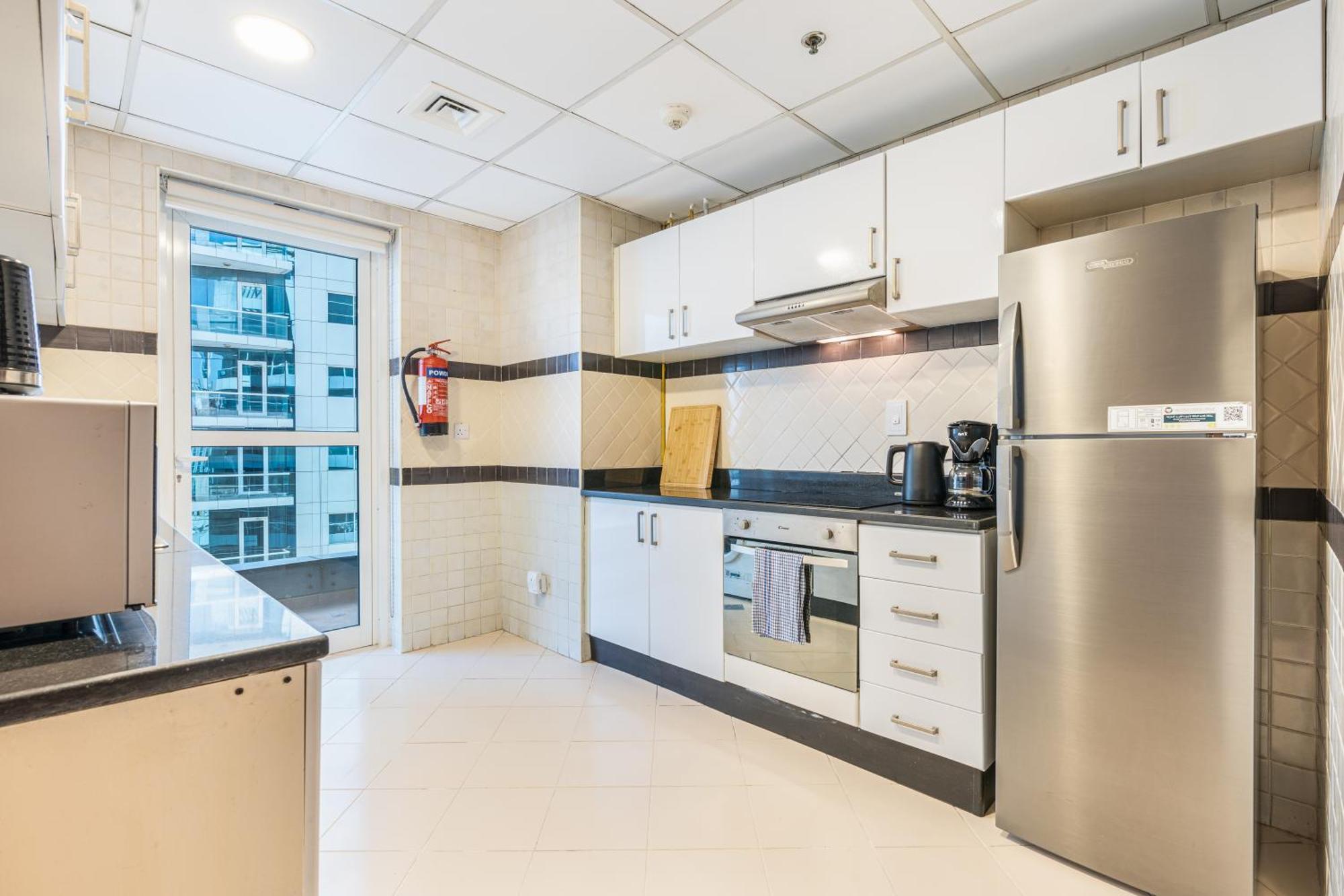 Apartment Elegant 3br In Jbr With Partial Marina View