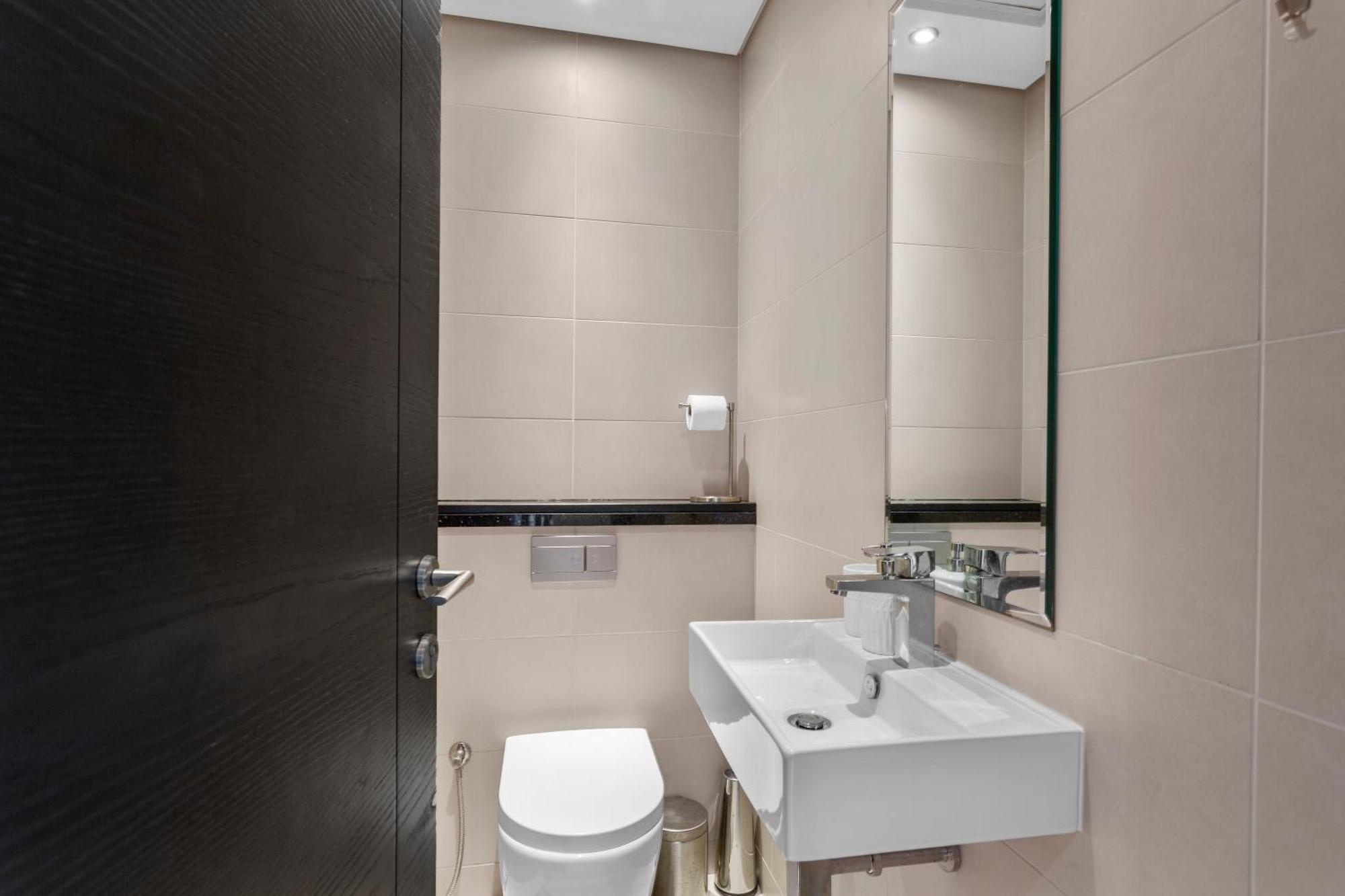 Classy 1 Bedroom With Marina View Apartment