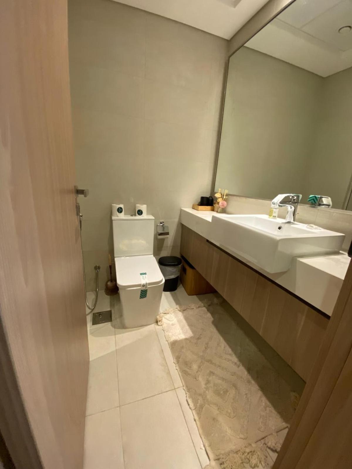 Stylish With Pool And Gym Access *