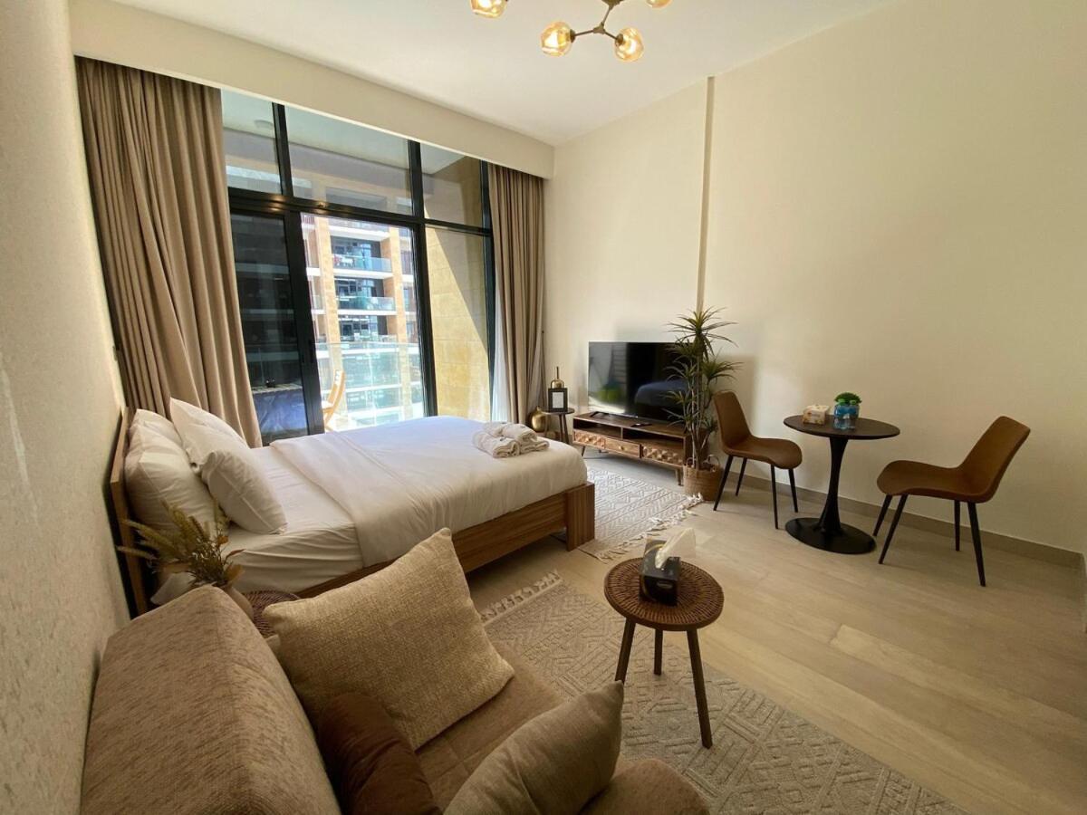 Stylish With Pool And Gym Access *
