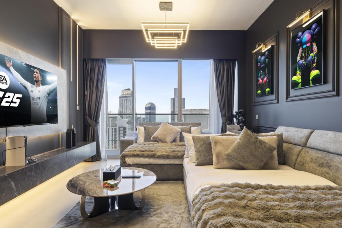 Luxury 1-bedroom, High-floor, Skyline Views Apartment *