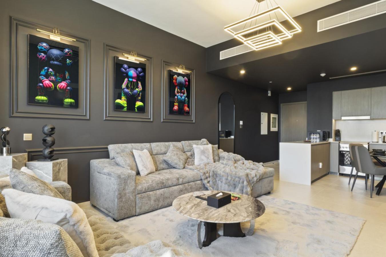 Luxury 1-bedroom, High-floor, Skyline Views *