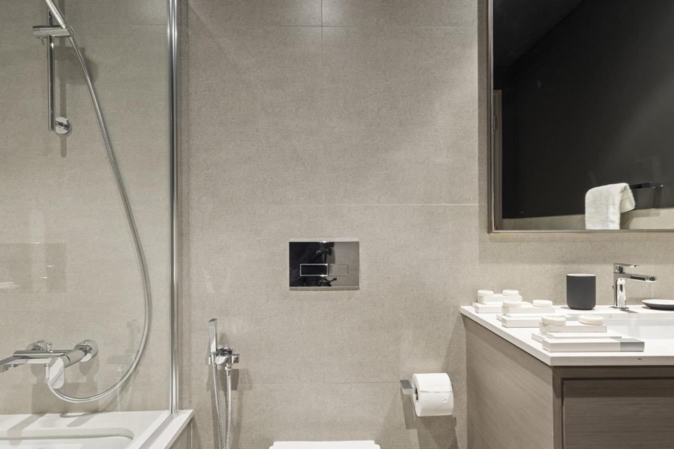Luxury 1-bedroom, High-floor, Skyline Views