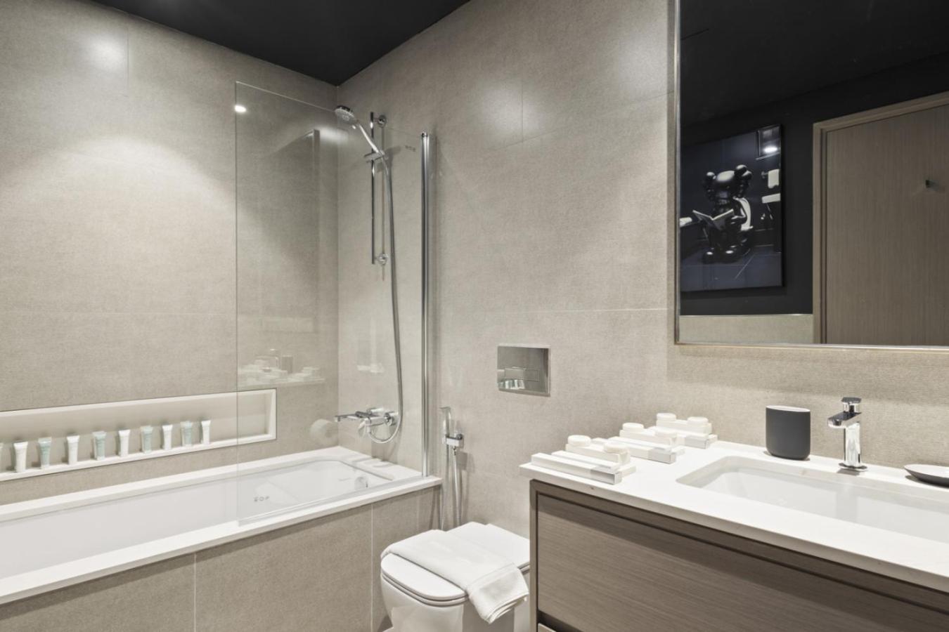 Luxury 1-bedroom, High-floor, Skyline Views