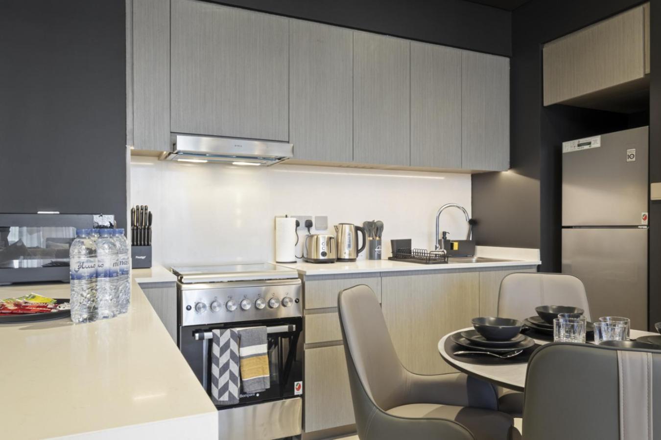 Luxury 1-bedroom, High-floor, Skyline Views *
