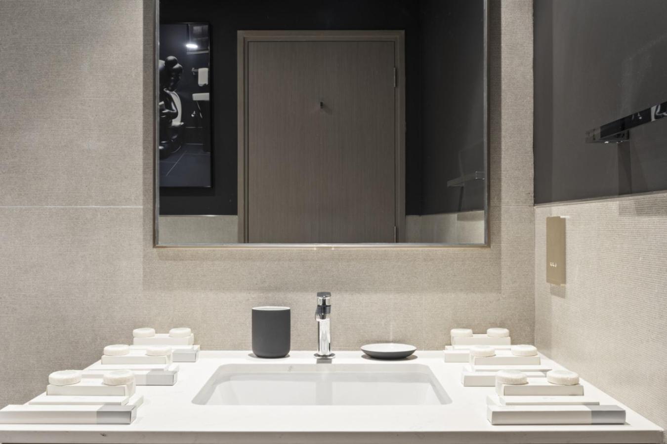 Luxury 1-bedroom, High-floor, Skyline Views * Dubai
