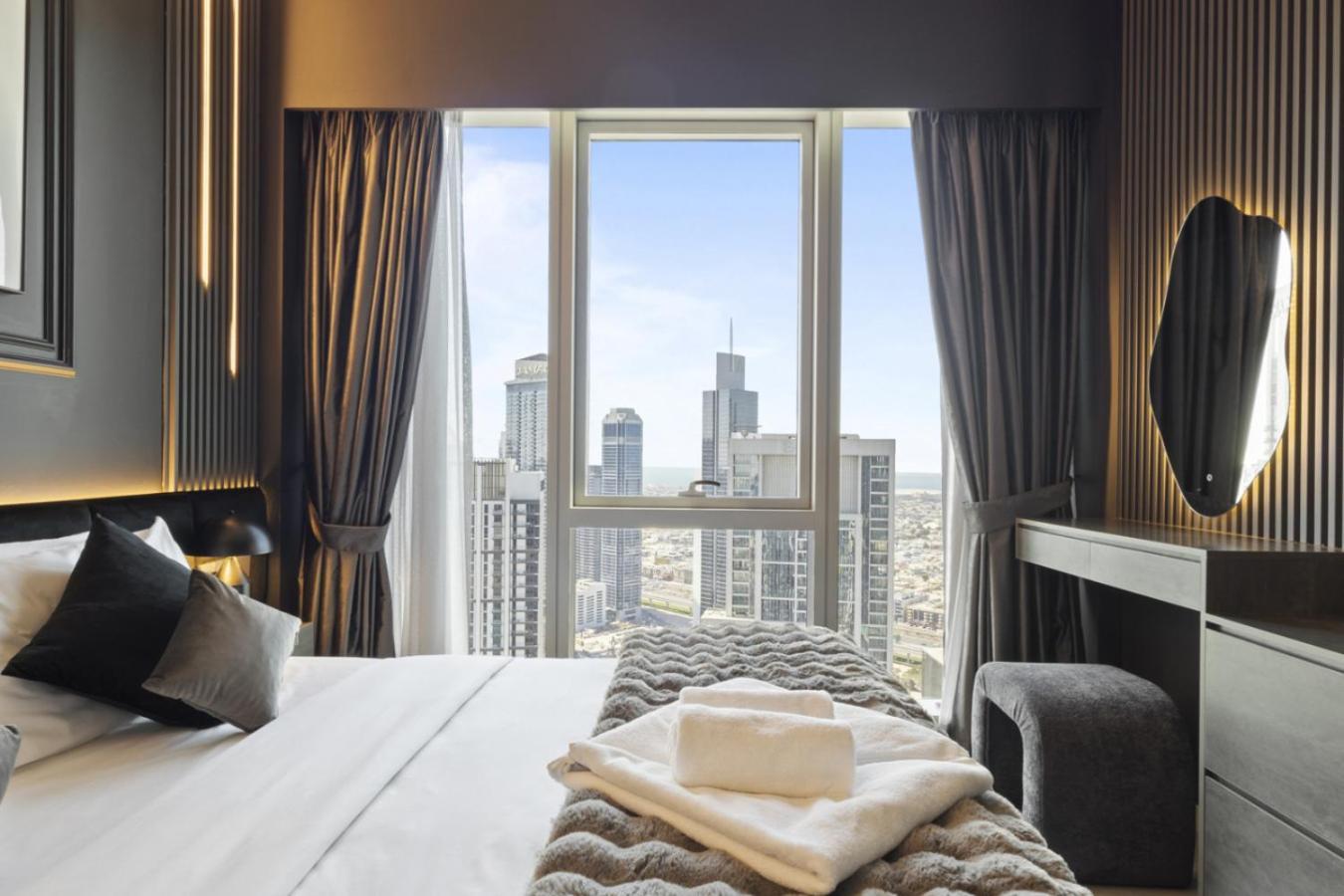 Luxury 1-bedroom, High-floor, Skyline Views Apartment *