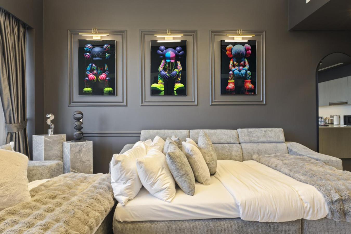 Luxury 1-bedroom, High-floor, Skyline Views Apartment