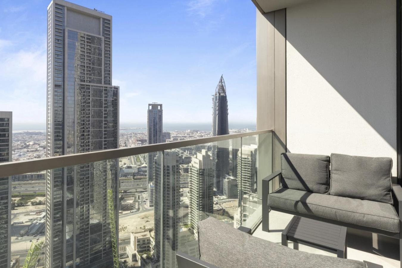 Luxury 1-bedroom, High-floor, Skyline Views Apartment *
