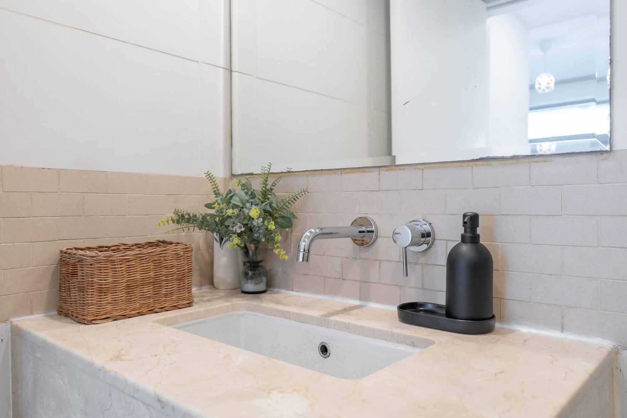 Remarkable 1 Bedroom Flat In Blakely Tower *