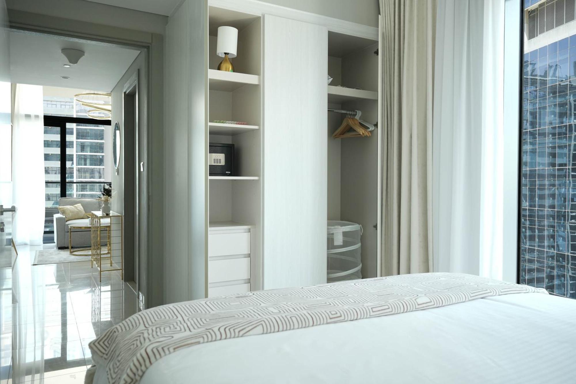 Keyrock Living - Lakeview Luxury In Zada Tower Apartment